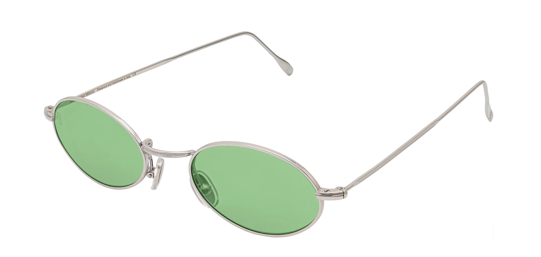 Vista a tre quarti degli occhiali rotondi modello Marie, con montatura argento e lenti color verde chiaro, aperti
