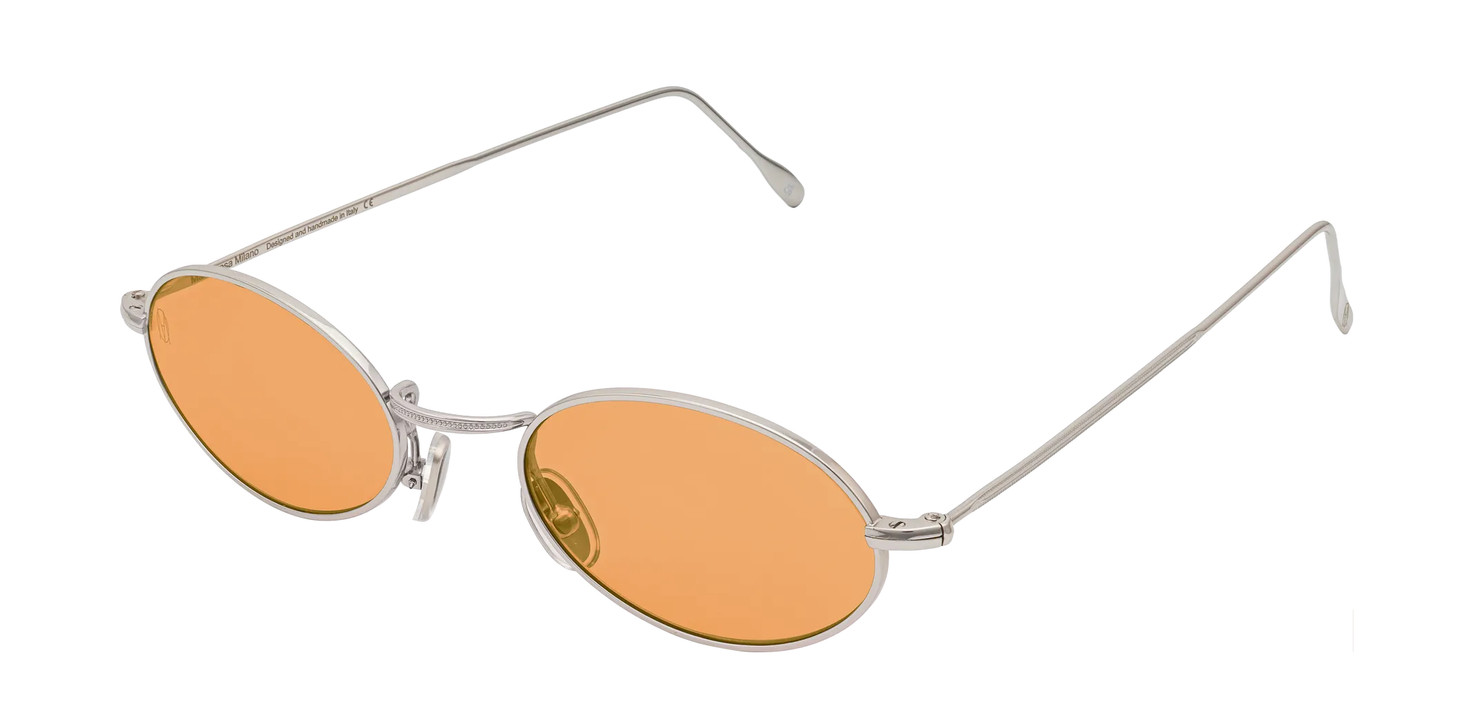 Vista a tre quarti degli occhiali rotondi modello Marie, con montatura argento e lenti color arancio, aperti