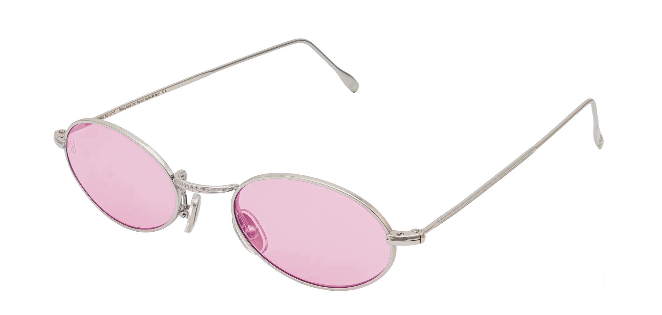Vista a tre quarti degli occhiali rotondi modello Marie, con montatura argento e lenti color fucsia, aperti
