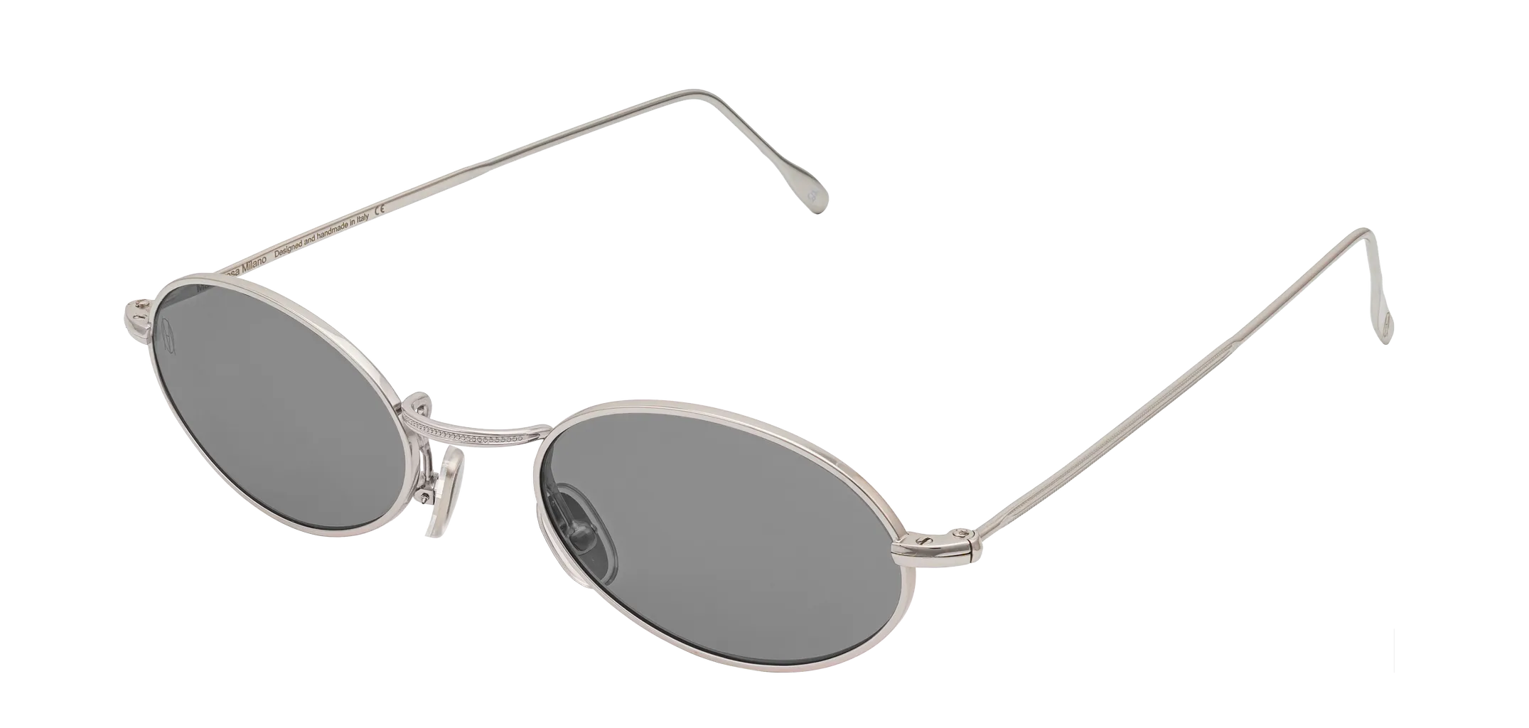 Vista a tre quarti degli occhiali rotondi modello Marie, con montatura argento e lenti color grigio scuro, aperti