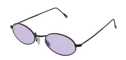 Vista a tre quarti degli occhiali rotondi modello Marie, con montatura nera opaca e lenti color viola, aperti