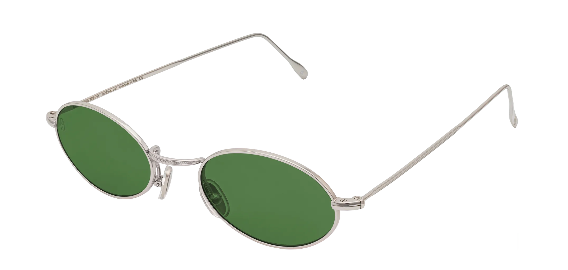 Vista a tre quarti degli occhiali rotondi modello Marie, con montatura argento e lenti color verde scuro, aperti