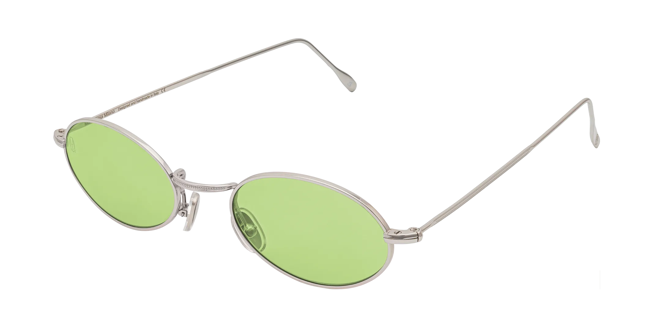 Vista a tre quarti degli occhiali rotondi modello Marie, con montatura argento e lenti color lime, aperti