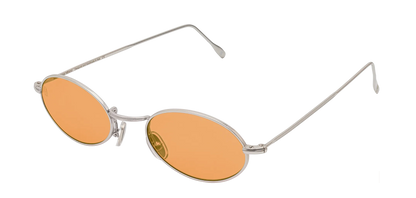 Vista a tre quarti degli occhiali rotondi modello Marie, con montatura argento e lenti color arancio, aperti