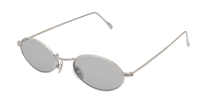 Vista a tre quarti degli occhiali rotondi modello Marie, con montatura argento e lenti color grigio chiaro, aperti