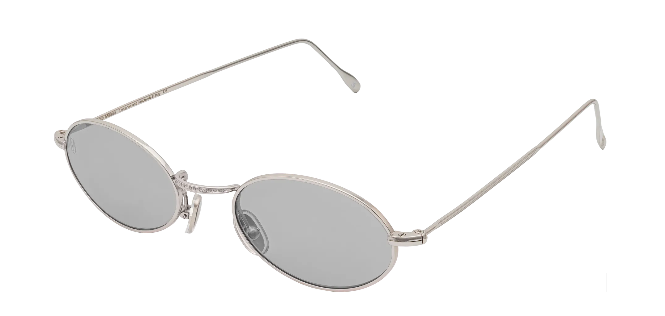 Vista a tre quarti degli occhiali rotondi modello Marie, con montatura argento e lenti color grigio chiaro, aperti
