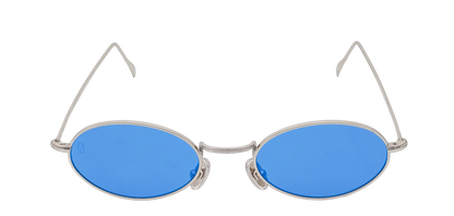 Vista frontale degli occhiali rotondi modello Marie, con montatura argento e lenti color blu cobalto, aperti