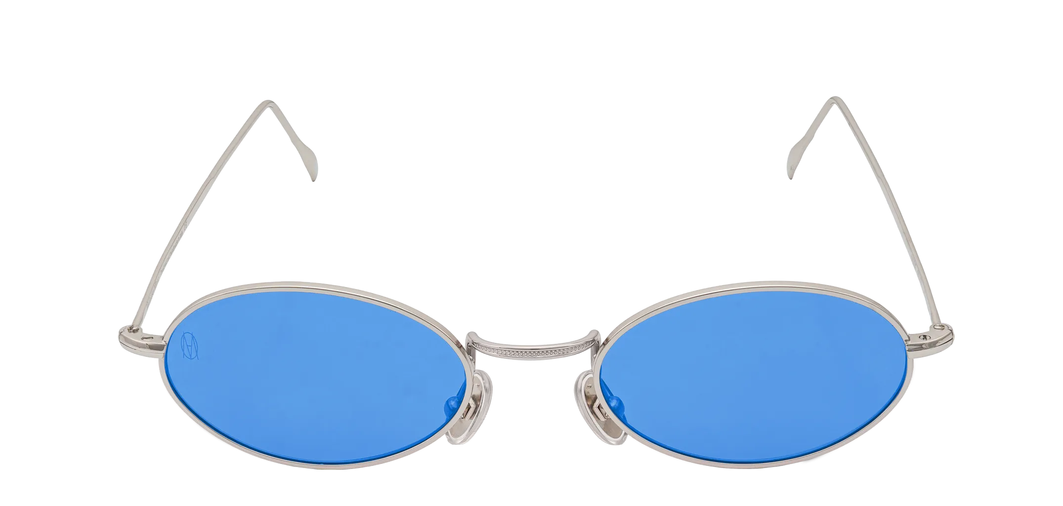 Vista frontale degli occhiali rotondi modello Marie, con montatura argento e lenti color blu cobalto, aperti