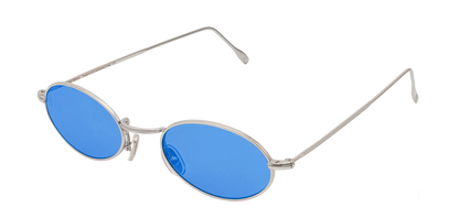 Vista a tre quarti degli occhiali rotondi modello Marie, con montatura argento e lenti color blu cobalto, aperti