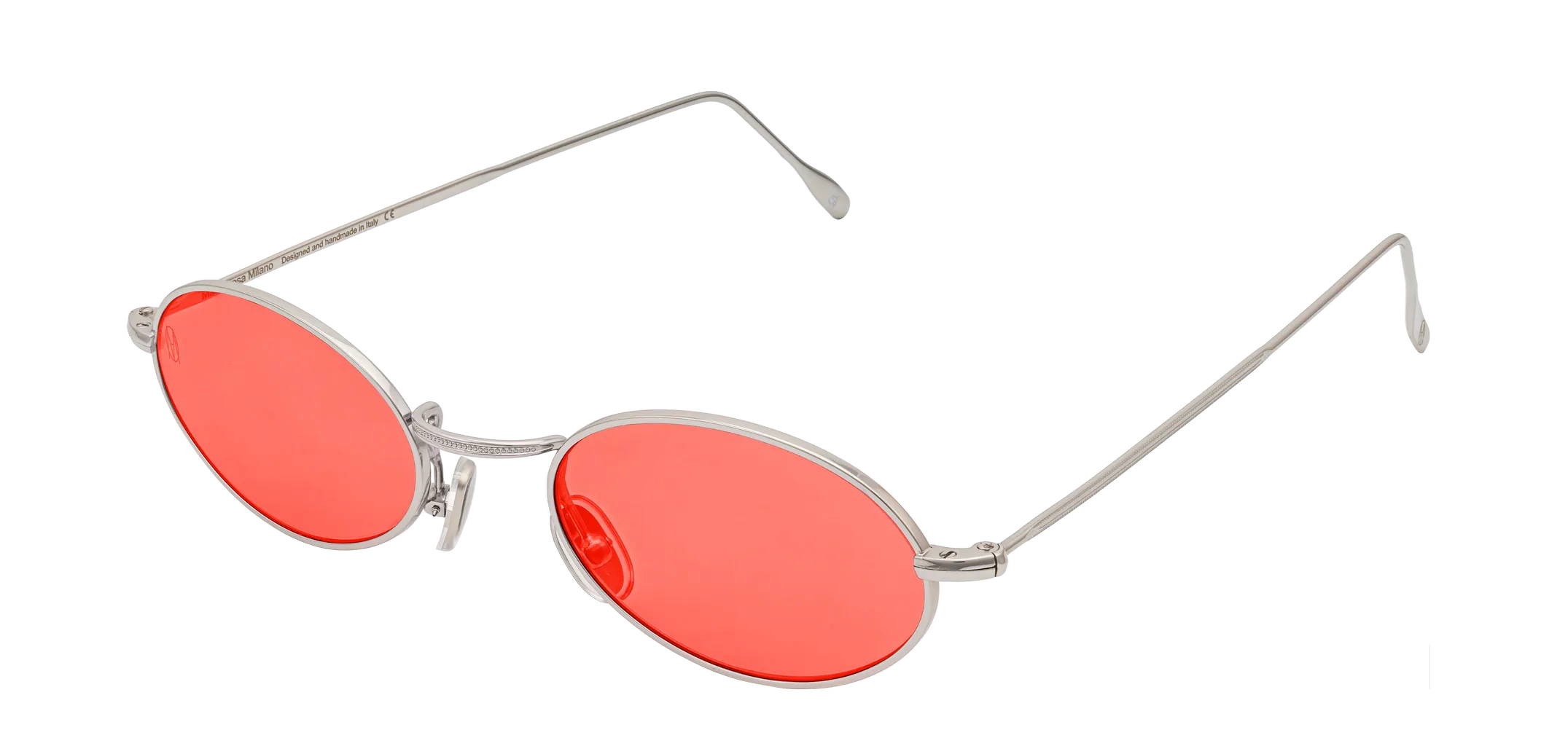 Vista a tre quarti degli occhiali rotondi modello Marie, con montatura argento e lenti color rosso, aperti