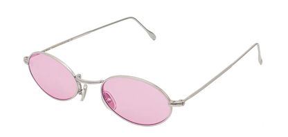 Vista a tre quarti degli occhiali rotondi modello Marie, con montatura argento e lenti color fucsia, aperti