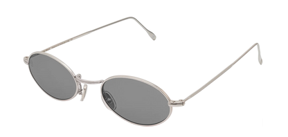 Vista a tre quarti degli occhiali rotondi modello Marie, con montatura argento e lenti color grigio scuro, aperti