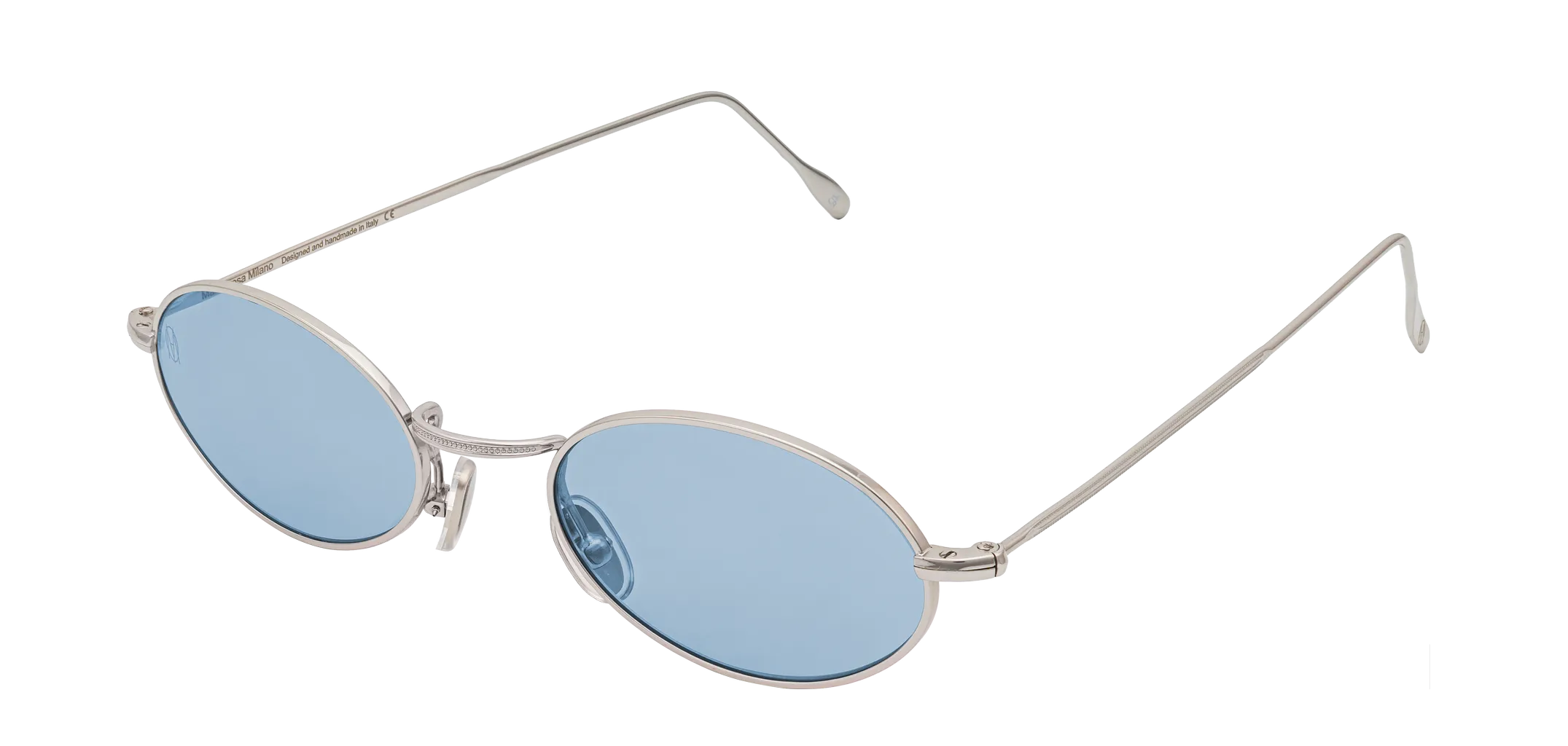 Vista a tre quarti degli occhiali rotondi modello Marie, con montatura argento e lenti color azzurro, aperti